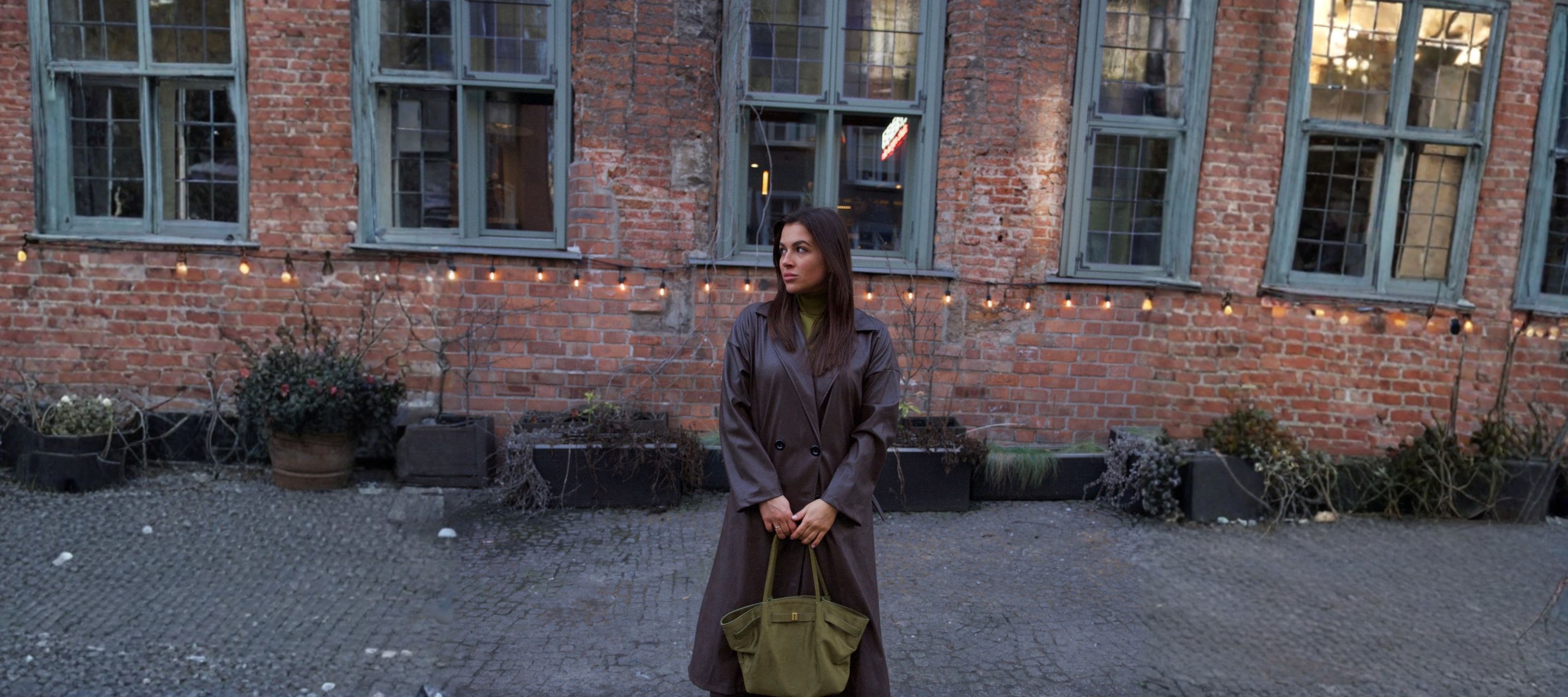 Nimes Boutique - feminine outfit on the homepage